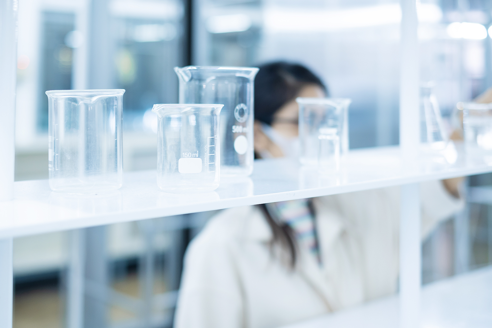 化学实验室的碎料和玻璃器皿。分析科学、生物医学、研发概念.jpg